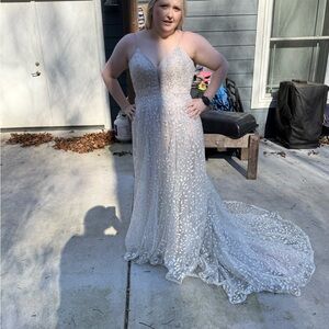 Elegant Backless Lace Dress in Cream